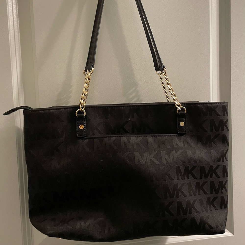Pristine lightly used Michael Kors embossed shoulder/hand bag.